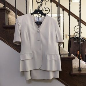 Jones New York tan/beige two piece skirt & short sleeve jacket, good condition!